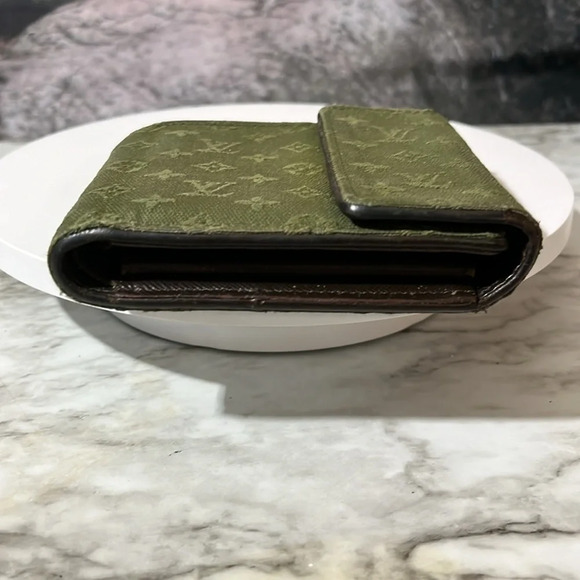 Louis Vuitton Green Canvas Trifold Wallet in GUC - Picture 6 of 15